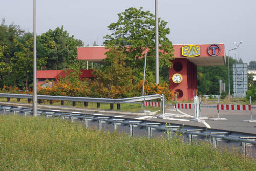 Image of the gas station on the road leaving Berlin